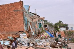 Bình Thuận: Sóng cao 5m gây sạt lở, gần 100 ngôi nhà bị sập và di dời 